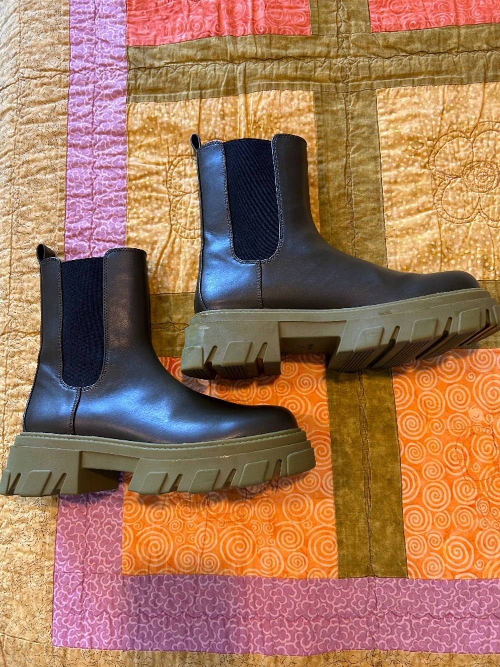 Oak and Fort Chelsea Boots, size 8 (or 7 1/2) Olive Green